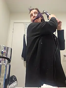 erinSmiles online show from November 9, 2025, 8:40 am