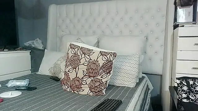 Snapshot of Carocurvy chatting on November 10, 2025, 5:07 pm Carocurvy online show from November 10, 2025, 5:07 pm