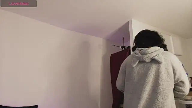 Elliee  online show from November 4, 2025, 12:20 pm