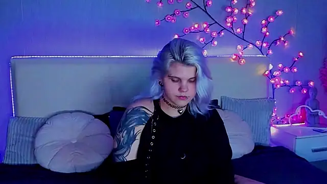 JoannLowe online show from September 24, 2025, 7:20 pm