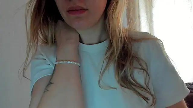 foxy blond online show from April 17, 2026, 12:35 am