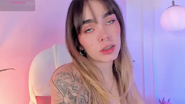 Lucy Vega online show from November 10, 2025, 5:01 am