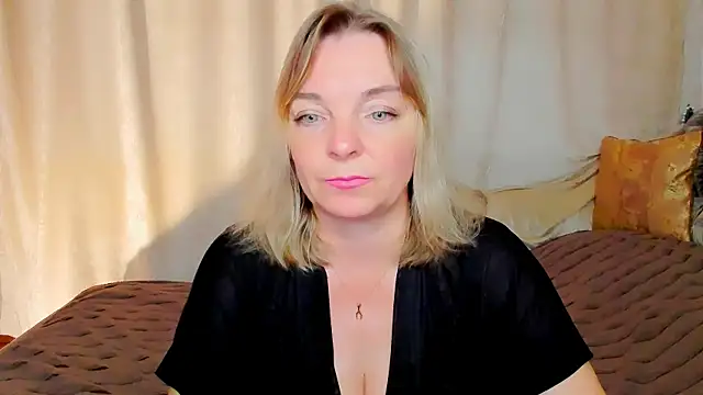 Snapshot of Regina__blue chatting on September 21, 2025, 3:50 pm Regina blue online show from September 21, 2025, 3:50 pm