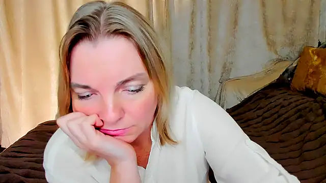 Snapshot of Regina__blue chatting on September 14, 2025, 8:20 pm Regina blue online show from September 14, 2025, 8:20 pm