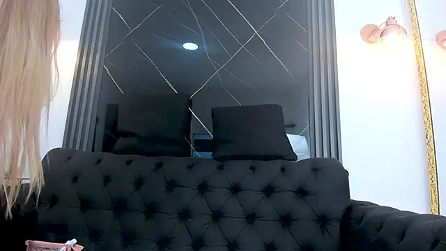 Snapshot of EvaaLovia1 chatting on October 10, 2025, 2:07 pm EvaaLovia1 online show from October 10, 2025, 2:07 pm