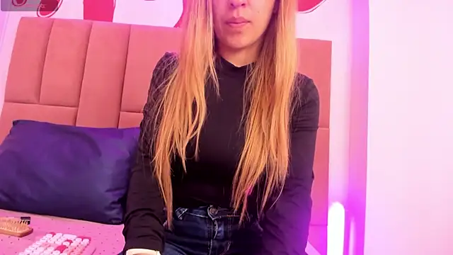 Snapshot of EvaaLovia1 chatting on October 18, 2025, 2:41 pm EvaaLovia1 online show from October 18, 2025, 2:41 pm