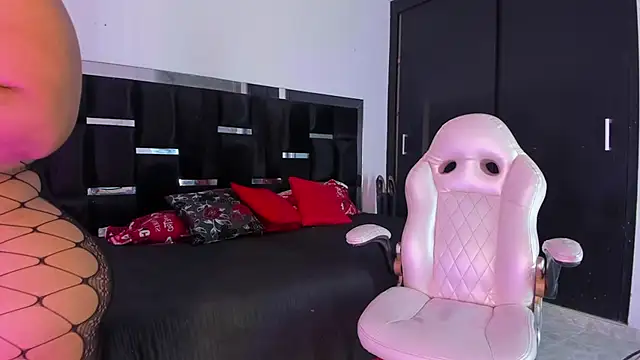 Snapshot of Tasha_Sant chatting on November 10, 2025, 8:25 pm Tasha Sant online show from November 10, 2025, 8:25 pm