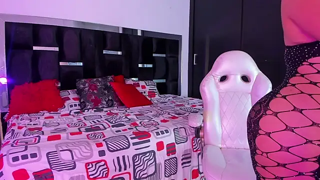 Snapshot of Tasha_Sant chatting on November 21, 2025, 8:08 pm Tasha Sant online show from November 21, 2025, 8:08 pm