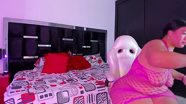 Snapshot of Tasha_Sant chatting on November 19, 2025, 8:31 pm Tasha Sant online show from November 19, 2025, 8:31 pm