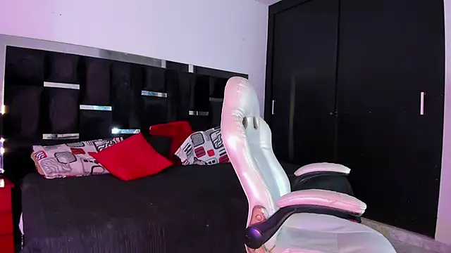 Snapshot of Tasha_Sant chatting on November 4, 2025, 8:23 pm Tasha Sant online show from November 4, 2025, 8:23 pm