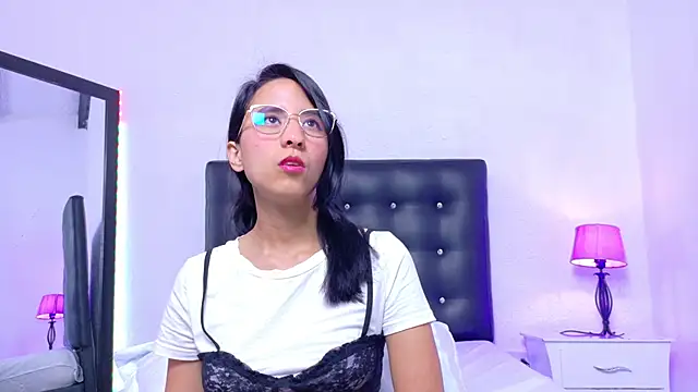 Skinny hottie18 online show from September 13, 2025, 1:22 pm