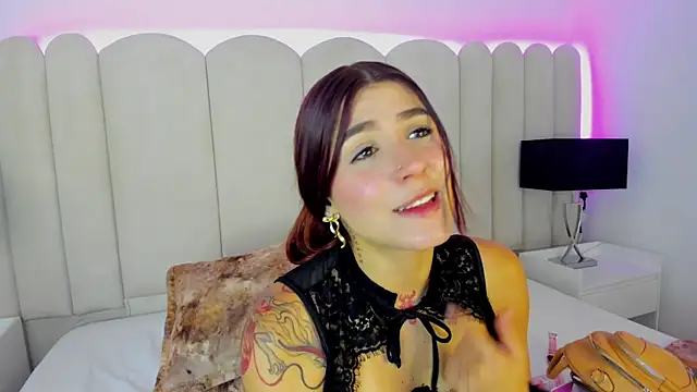 Snapshot of AnnyCherry_ chatting on January 6, 2026, 8:02 pm AnnyCherry online show from January 6, 2026, 8:02 pm