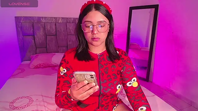 Snapshot of DIANEE_01 chatting on November 7, 2025, 10:46 pm DIANEE 01 online show from November 7, 2025, 10:46 pm