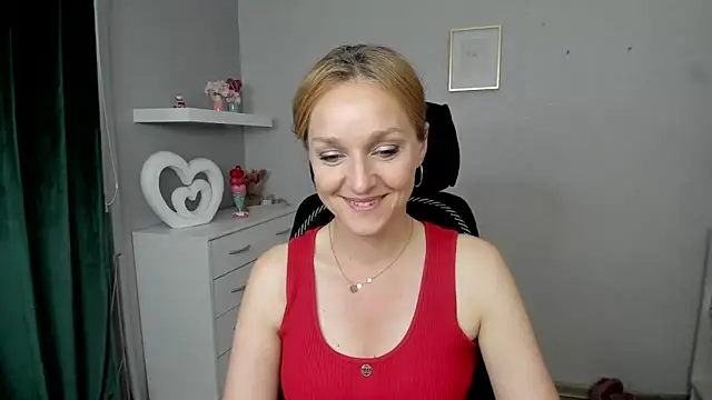 Snapshot of AliciaDesire chatting on May 21, 2026, 5:43 pm AliciaDesire online show from May 21, 2026, 5:43 pm