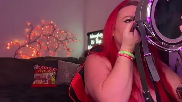 Snapshot of redxxxvixen chatting on December 18, 2025, 2:32 pm redxxxvixen online show from December 18, 2025, 2:32 pm