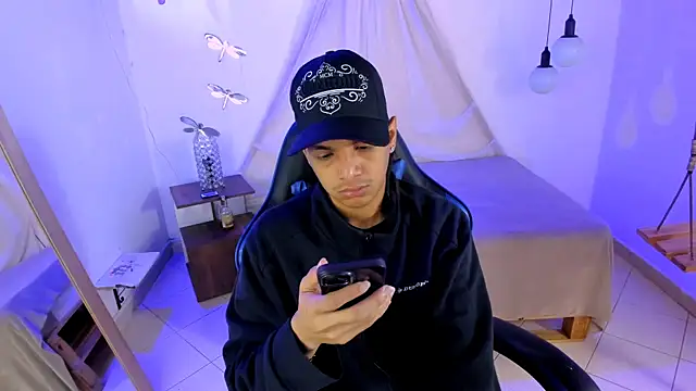 Snapshot of Brand_habes chatting on January 14, 2026, 12:42 pm Brand habes online show from January 14, 2026, 12:42 pm