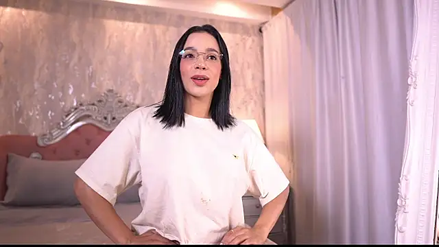 Snapshot of AngelineConnor chatting on March 6, 2026, 11:44 pm AngelineConnor online show from March 6, 2026, 11:44 pm