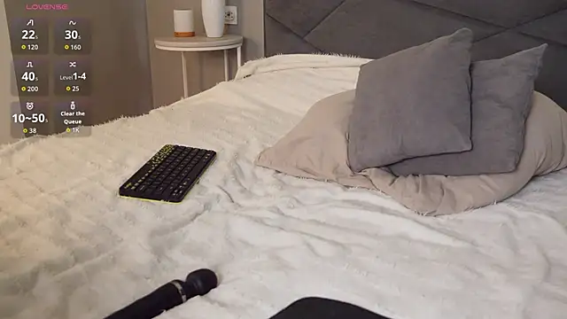 Victoria Thomsons1 online show from October 7, 2025, 12:50 pm