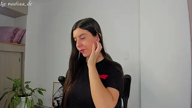 Snapshot of Nadiaa_ chatting on February 13, 2025, 2:56 am Nadiaa online show from February 13, 2025, 2:56 am