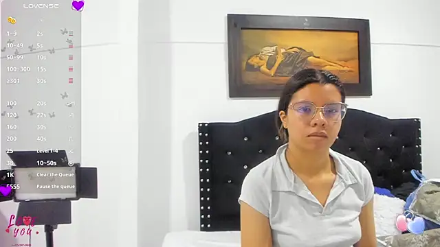 Snapshot of Vahiolet_smith chatting on December 19, 2025, 3:32 am Vahiolet smith online show from December 19, 2025, 3:32 am