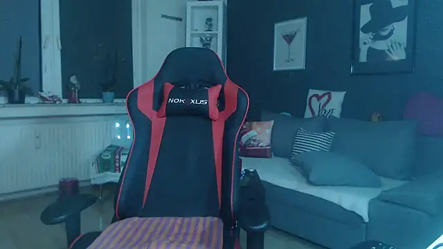 EiskalterEngel74 online show from December 7, 2024, 10:45 pm