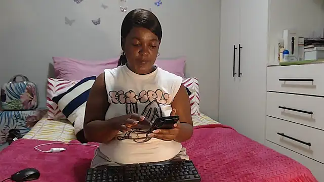 Snapshot of Amberbela chatting on May 21, 2026, 4:32 am Amberbela online show from May 21, 2026, 4:32 am