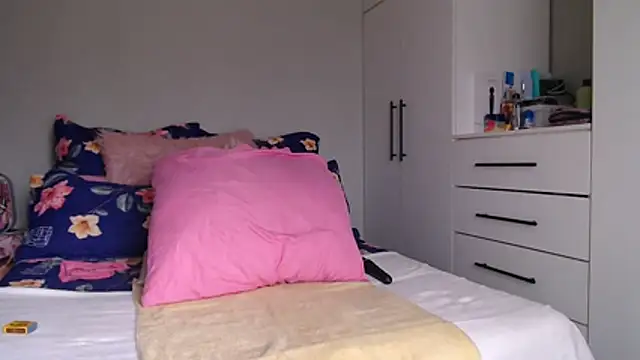 Amberbela online show from November 28, 2025, 2:39 pm