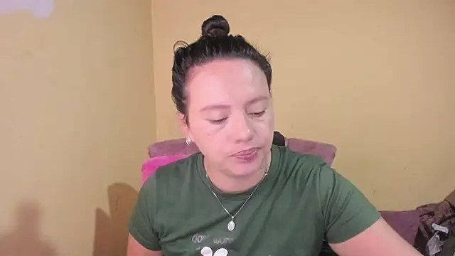 Snapshot of lauraguzman chatting on June 26, 2026, 3:45 am lauraguzman online show from June 26, 2026, 3:45 am