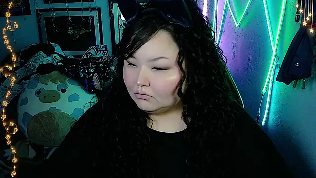 Snapshot of EmGreens chatting on October 31, 2025, 3:25 am EmGreens online show from October 31, 2025, 3:25 am