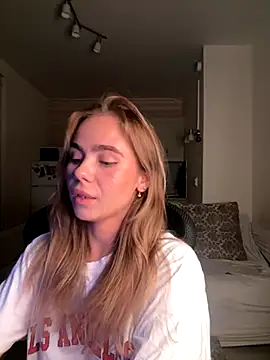 Snapshot of SkyBriii chatting on September 19, 2025, 5:39 pm SkyBriii online show from September 19, 2025, 5:39 pm