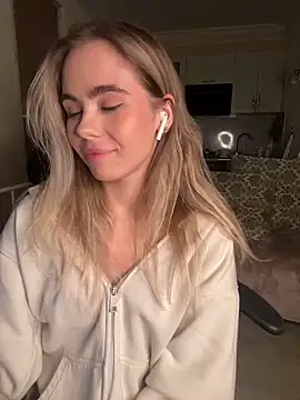 Snapshot of SkyBriii chatting on March 20, 2025, 9:02 pm SkyBriii online show from March 20, 2025, 9:02 pm