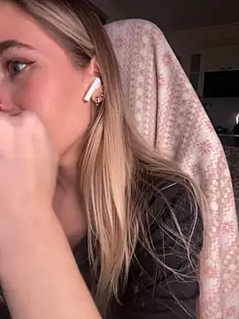 Snapshot of SkyBriii chatting on March 7, 2025, 6:54 pm SkyBriii online show from March 7, 2025, 6:54 pm