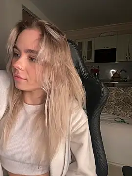 Snapshot of SkyBriii chatting on February 12, 2025, 10:04 pm SkyBriii online show from February 12, 2025, 10:04 pm