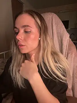 Snapshot of SkyBriii chatting on February 2, 2025, 9:13 pm SkyBriii online show from February 2, 2025, 9:13 pm