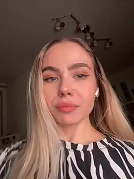 Snapshot of SkyBriii chatting on February 28, 2025, 6:52 pm SkyBriii online show from February 28, 2025, 6:52 pm