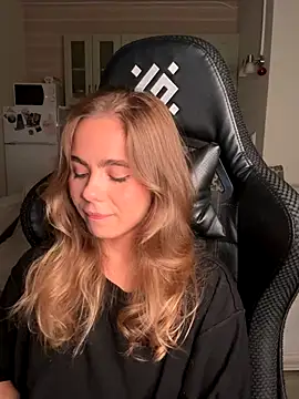 Snapshot of SkyBriii chatting on September 17, 2025, 6:54 pm SkyBriii online show from September 17, 2025, 6:54 pm