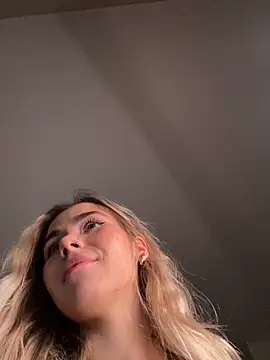 Snapshot of SkyBriii chatting on February 17, 2025, 5:34 pm SkyBriii online show from February 17, 2025, 5:34 pm