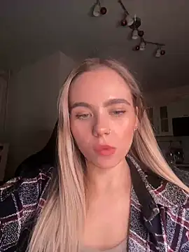 Snapshot of SkyBriii chatting on February 19, 2025, 7:48 pm SkyBriii online show from February 19, 2025, 7:48 pm