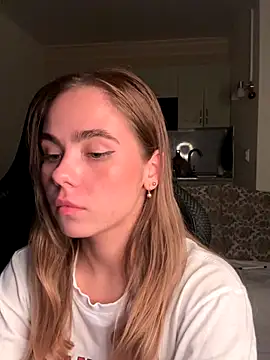 Snapshot of SkyBriii chatting on September 21, 2025, 8:14 pm SkyBriii online show from September 21, 2025, 8:14 pm