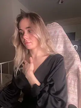 Snapshot of SkyBriii chatting on March 3, 2025, 7:28 pm SkyBriii online show from March 3, 2025, 7:28 pm