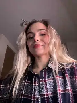 Snapshot of SkyBriii chatting on March 1, 2025, 6:54 pm SkyBriii online show from March 1, 2025, 6:54 pm