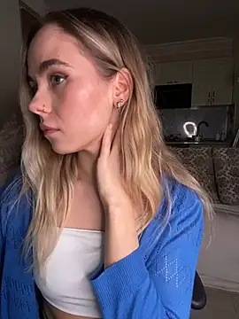 Snapshot of SkyBriii chatting on March 5, 2025, 9:04 pm SkyBriii online show from March 5, 2025, 9:04 pm