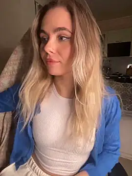 Snapshot of SkyBriii chatting on March 2, 2025, 6:13 pm SkyBriii online show from March 2, 2025, 6:13 pm