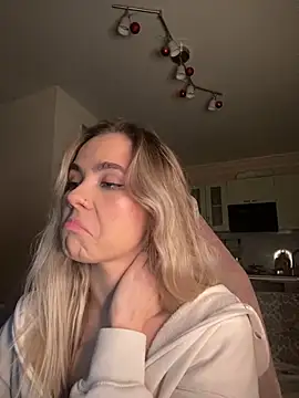 Snapshot of SkyBriii chatting on February 3, 2025, 3:06 pm SkyBriii online show from February 3, 2025, 3:06 pm