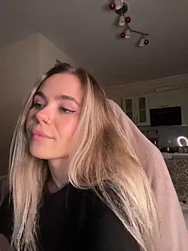 Snapshot of SkyBriii chatting on February 9, 2025, 6:37 pm SkyBriii online show from February 9, 2025, 6:37 pm