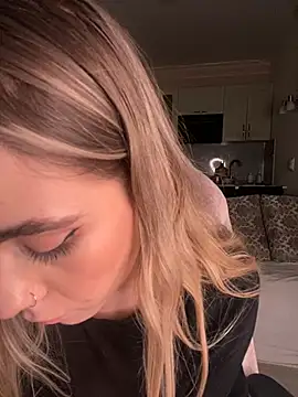 Snapshot of SkyBriii chatting on March 12, 2025, 7:47 pm SkyBriii online show from March 12, 2025, 7:47 pm