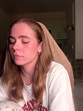 Snapshot of SkyBriii chatting on October 7, 2025, 7:15 pm SkyBriii online show from October 7, 2025, 7:15 pm