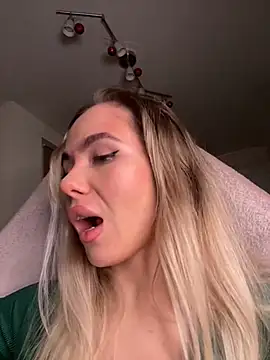 Snapshot of SkyBriii chatting on February 6, 2025, 6:24 pm SkyBriii online show from February 6, 2025, 6:24 pm