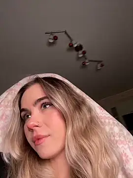 Snapshot of SkyBriii chatting on March 3, 2025, 4:26 pm SkyBriii online show from March 3, 2025, 4:26 pm