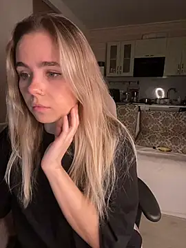 Snapshot of SkyBriii chatting on February 9, 2025, 9:39 pm SkyBriii online show from February 9, 2025, 9:39 pm